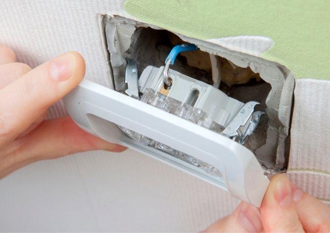 Why Do Electrical Plugs Fall out of the Outlets?